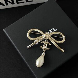 Chanel Ladies Fashion brooch